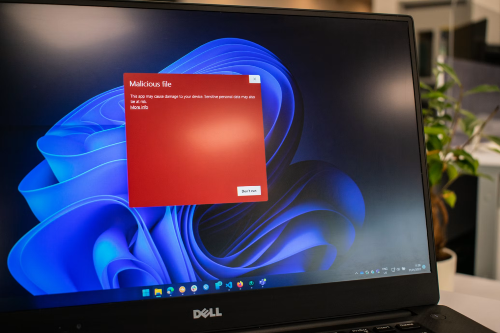 Computer displaying a malicious software alert during a malware cleanup process