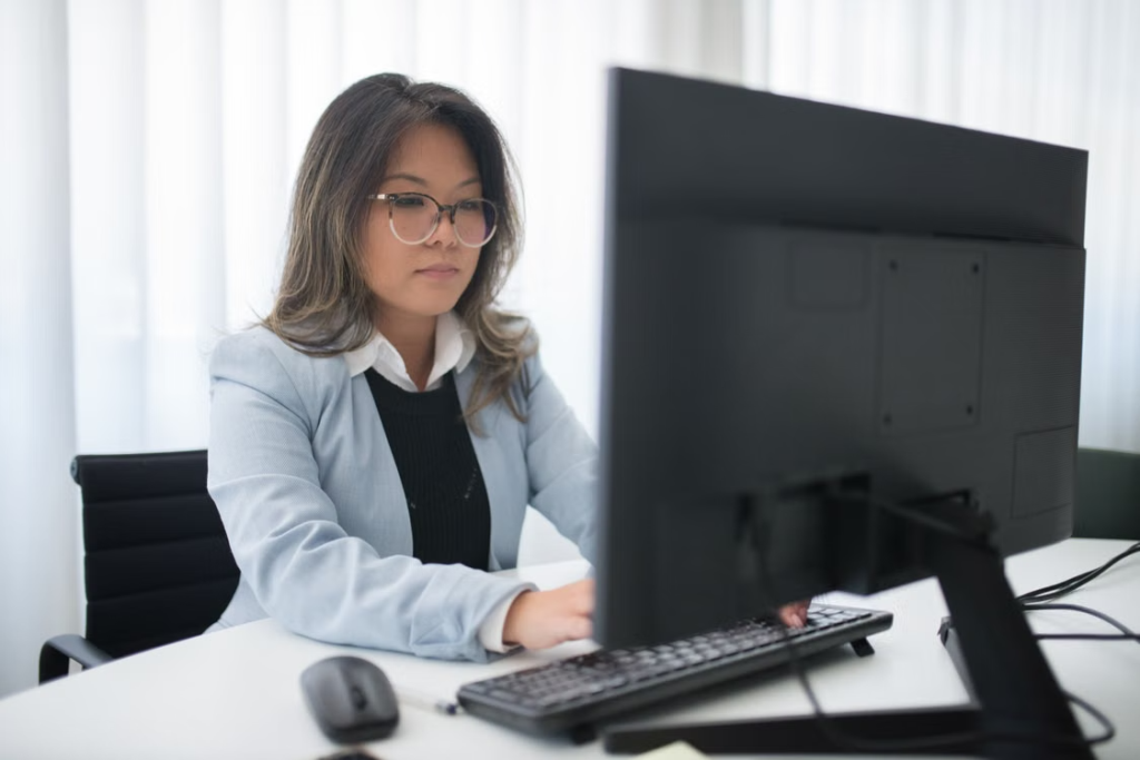 Woman using a desktop computer during diagnostics before a Windows installation in Brooklyn.